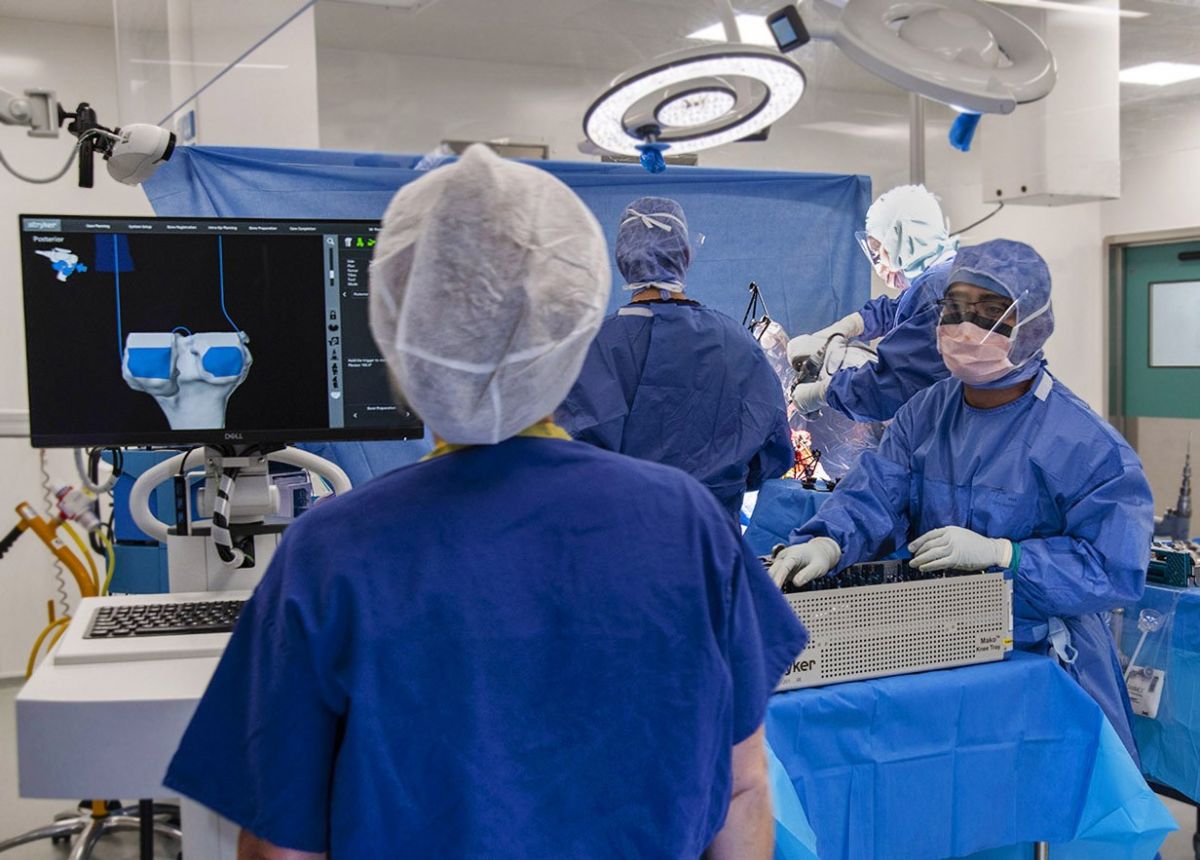 Robotic assisted knee replacement gives the same patient outcomes as a surgeon only procedure