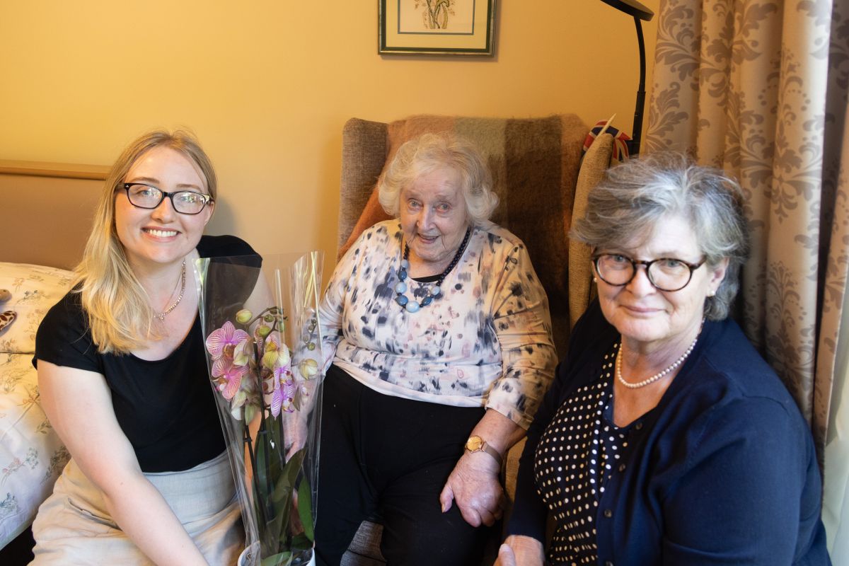 Tin hats and stone hot water bottles: Reactions to war-time nursing memories